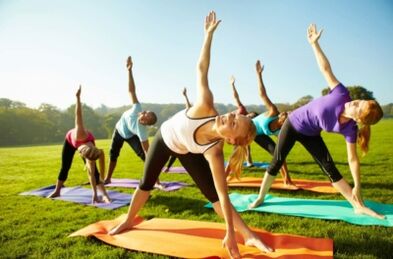 Effectuer une série d'exercices pour renforcer les muscles du dos atteints d'ostéochondrose thoracique.