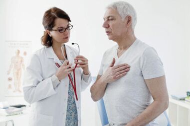 Examen d'un patient présentant des signes d'ostéochondrose de la colonne thoracique.