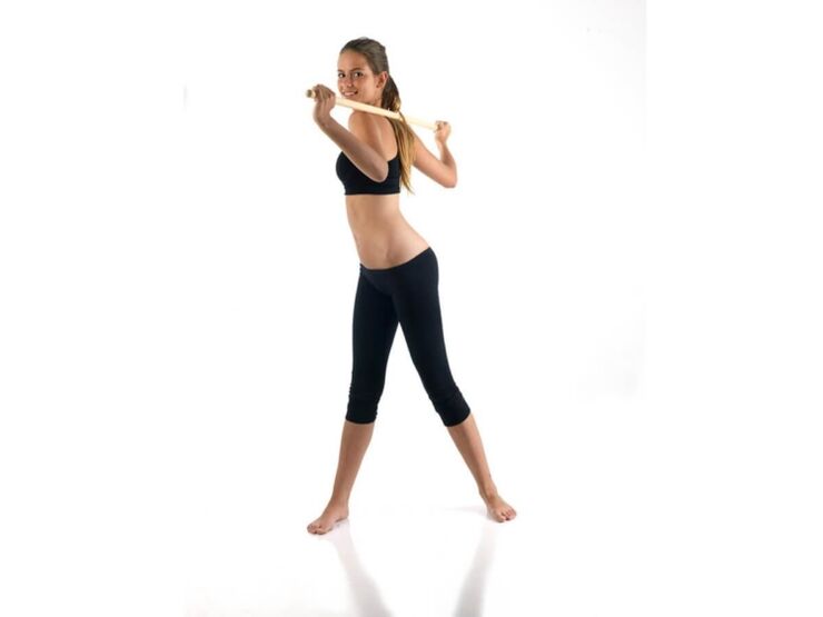 Exercice de canne pour renforcer et développer les muscles du dos atteints d'ostéochondrose thoracique.