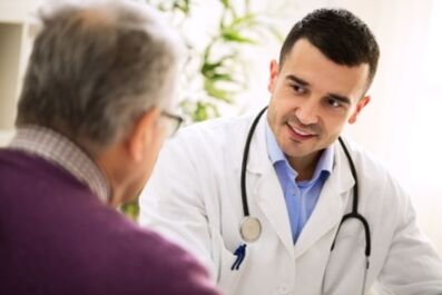 Le médecin donne des recommandations pour la prévention de l'ostéochondrose de la colonne thoracique.