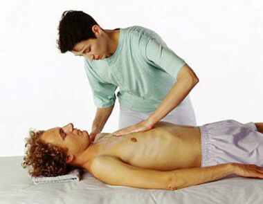 Massage pour l'ostéochondrose thoracique pour réduire la douleur et les spasmes.