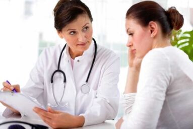 Un neurologue prescrit à un patient un traitement médicamenteux contre l'ostéochondrose thoracique.