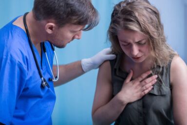 Un patient se plaint d’une gêne thoracique sévère.