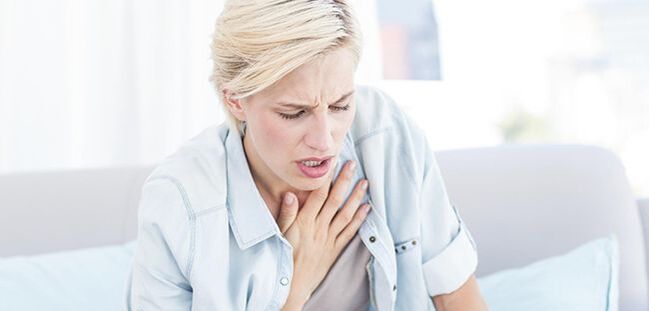 En cas de pleurésie, de pathologies cardiaques et de névralgie intercostale, la douleur sous l'omoplate gauche peut s'accompagner d'un essoufflement sévère.